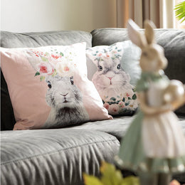 sfeerfoto van twee kussenhoezen met konijnenopdruk in de kleuren roze en groen, formaat 45x45 cm, per stuk verkrijgbaar.