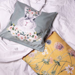 Overzicht van de konijn-kussenhoezen in pastel roze en groen, 45 bij 45 cm, ideaal als cadeau voor Pasen of de lente.